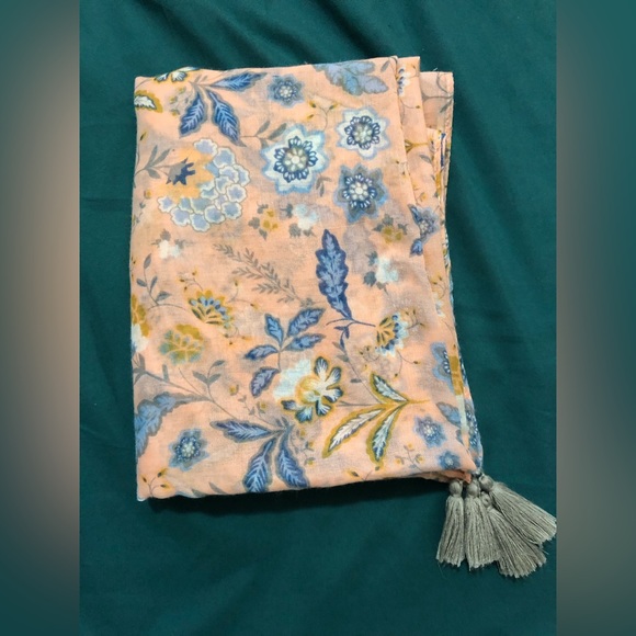 Light weight scarf with floral pattern. - Picture 2 of 5